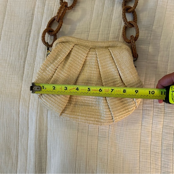 Antik Kraft Pleated Shell Straw Clutch Purse. - Picture 10 of 13